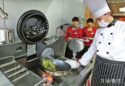 學(xué)校食堂現(xiàn)炒菜機器人 將改變未來廚房 學(xué)校食堂現(xiàn)炒菜機器人 將改變未來廚房